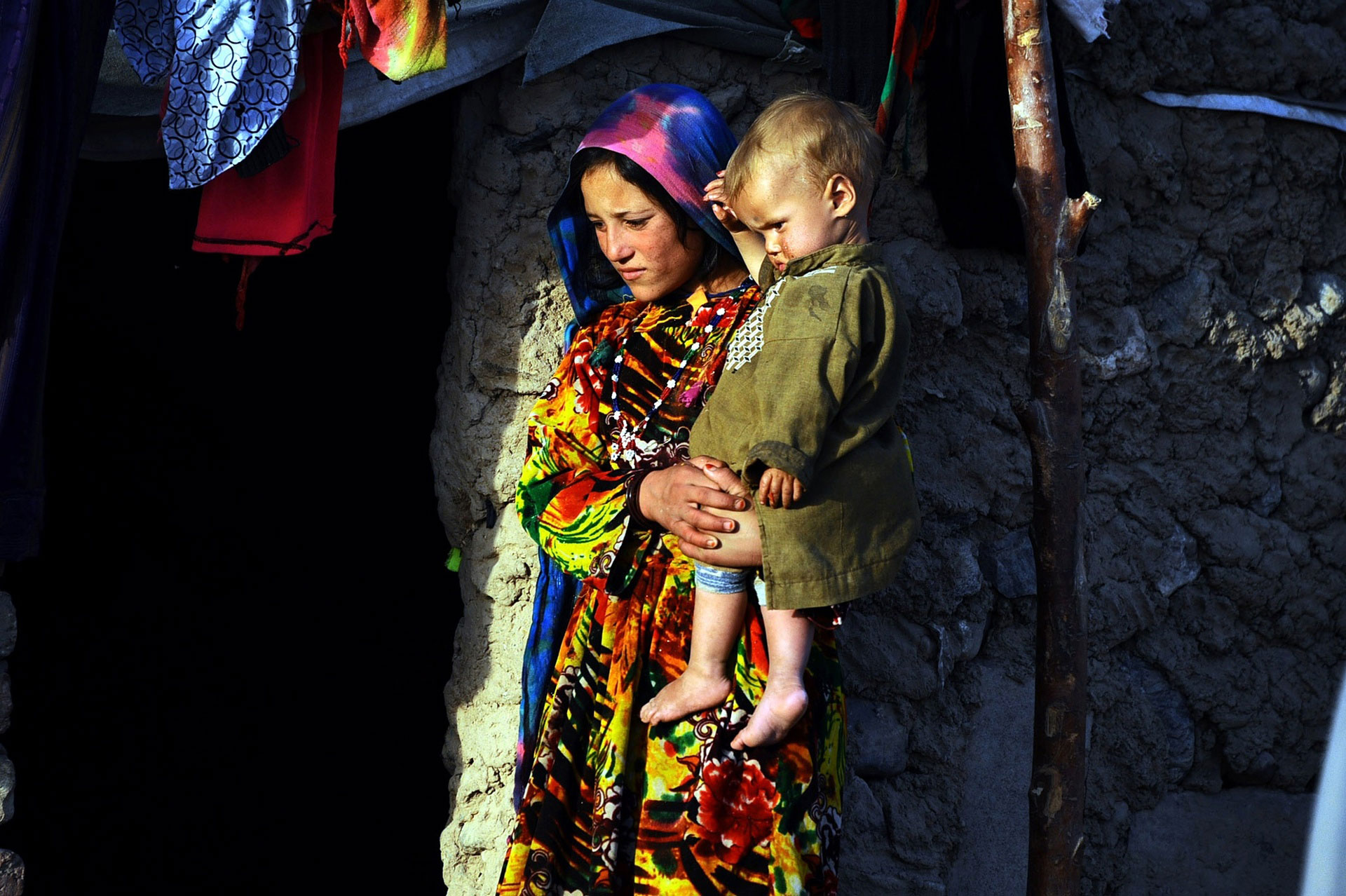 یک مادر جوان جوان افغان در کمپ پناه جویان