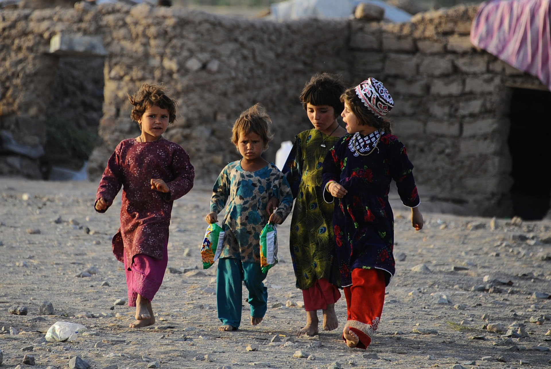 چند کودک افغان در حال بازی در کمپ پناه جویان