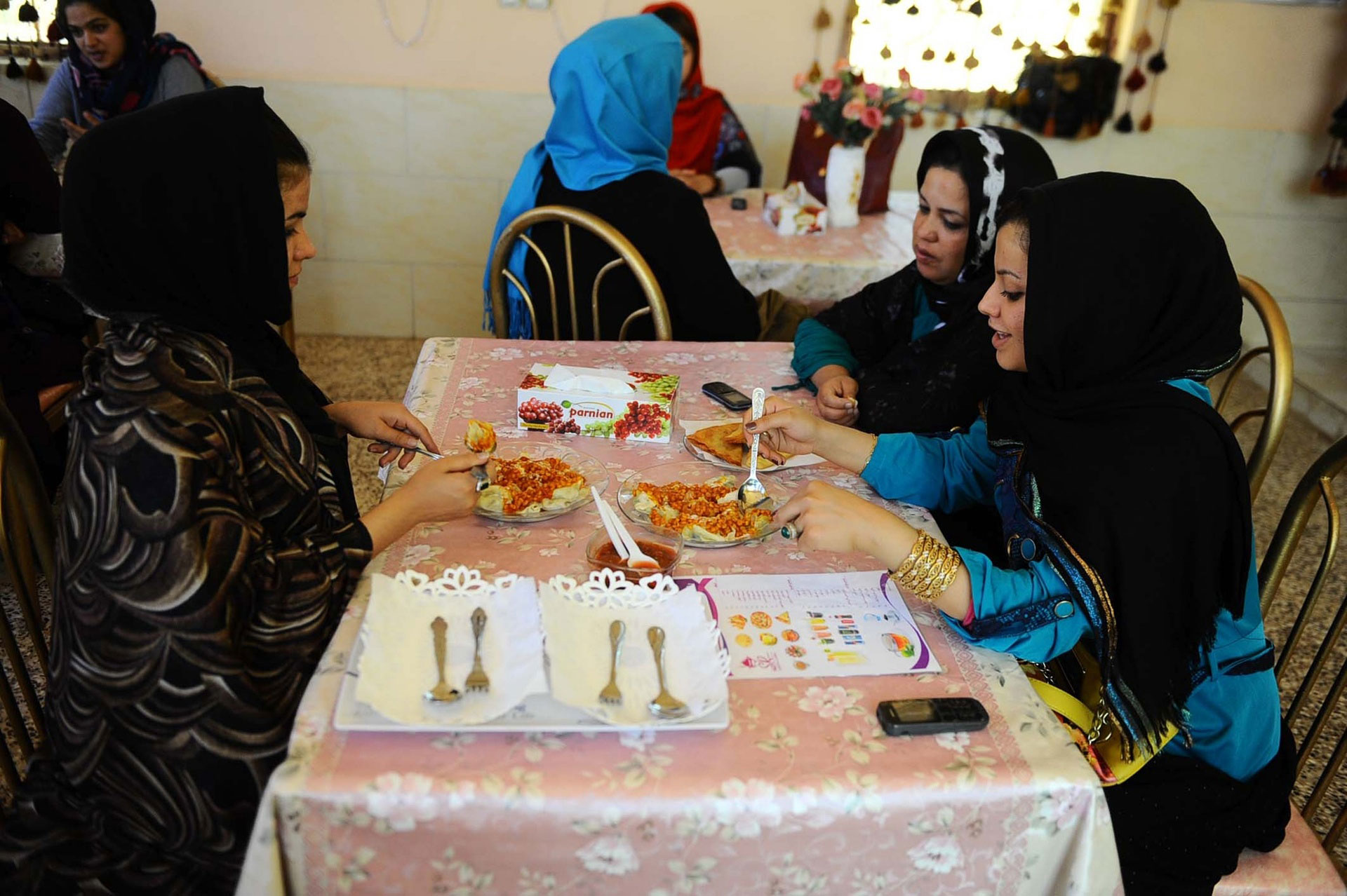 یک رستوران زنان در کابل - زندگی در مسیر بزرگراه افغانستان