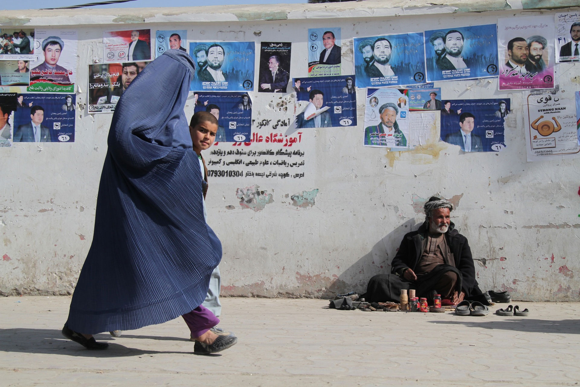پوسترهای انتخاباتی در افغانستان - زندگی در مسیر بزرگراه افغانستان
