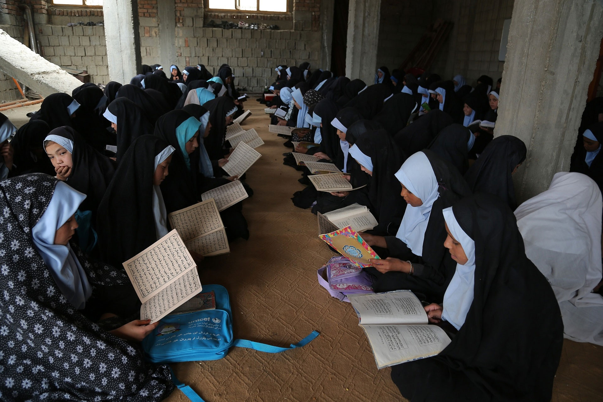 گزارش تصویری از افغانستان - زنان افعان در حال قرائت قرآن