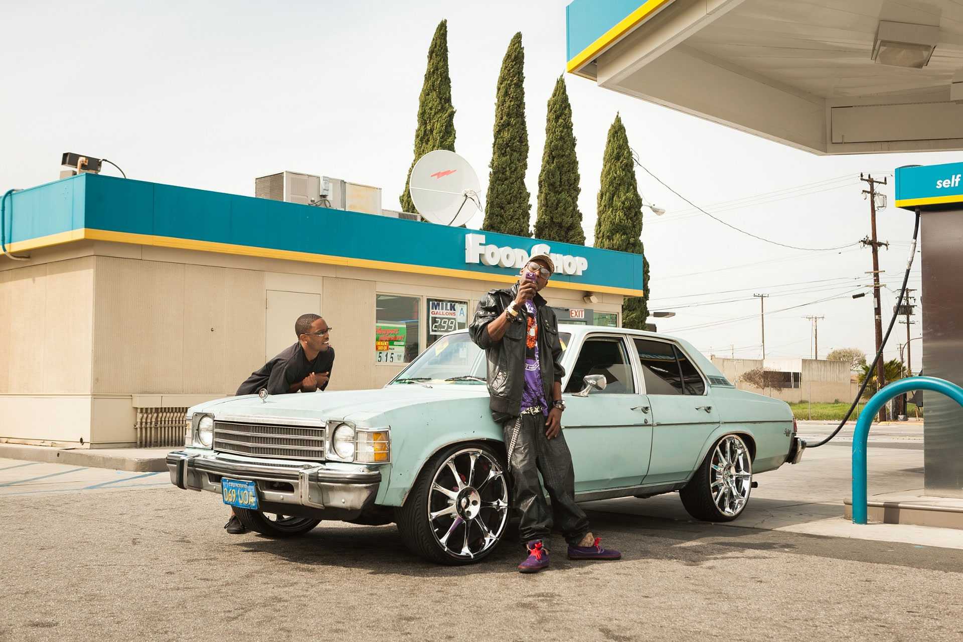 منظره شهری از نیویورک دو جوان سیاه پوست در یک پمپ بنزین