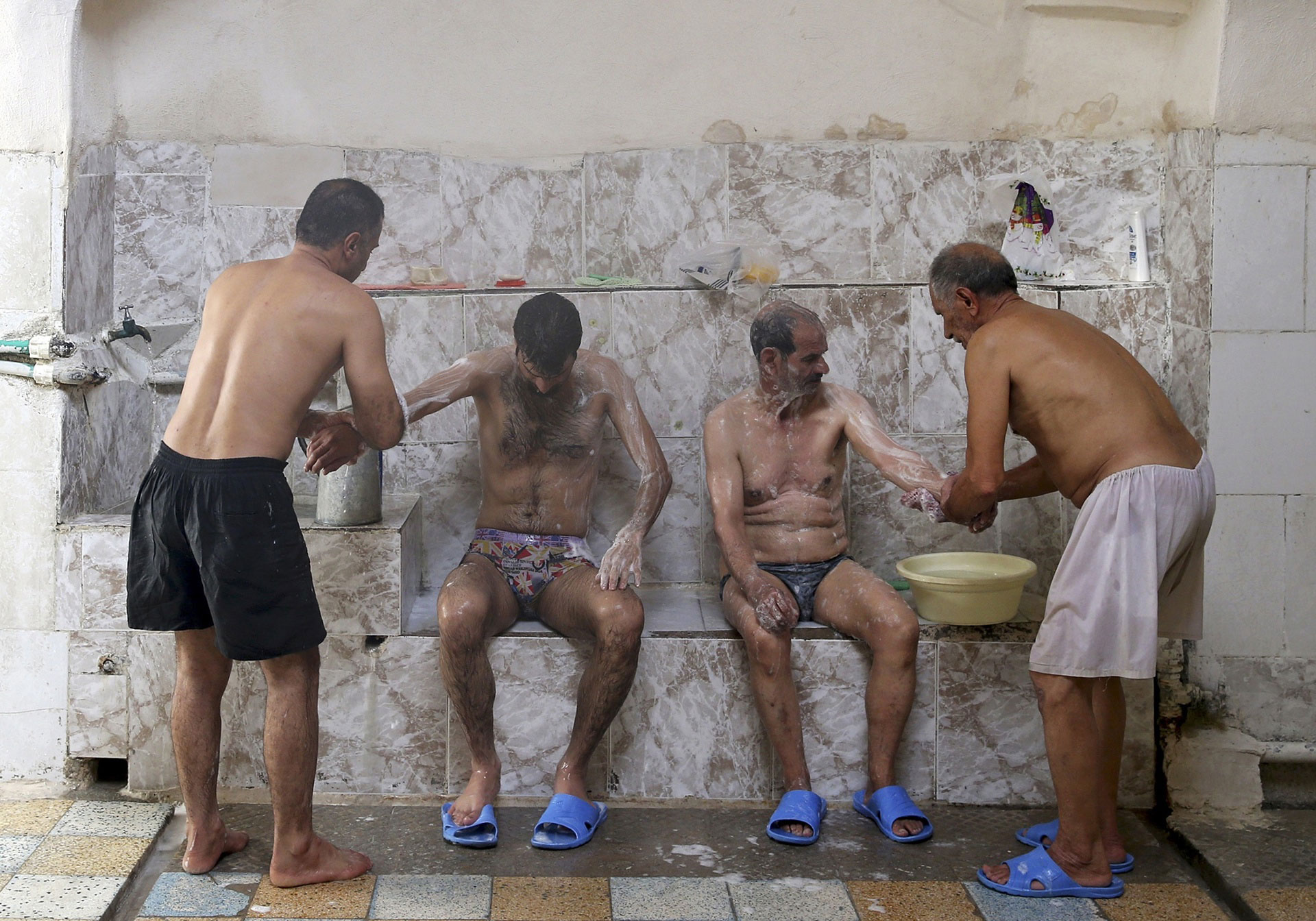 چندین مرد در حمام سنتی ایران
