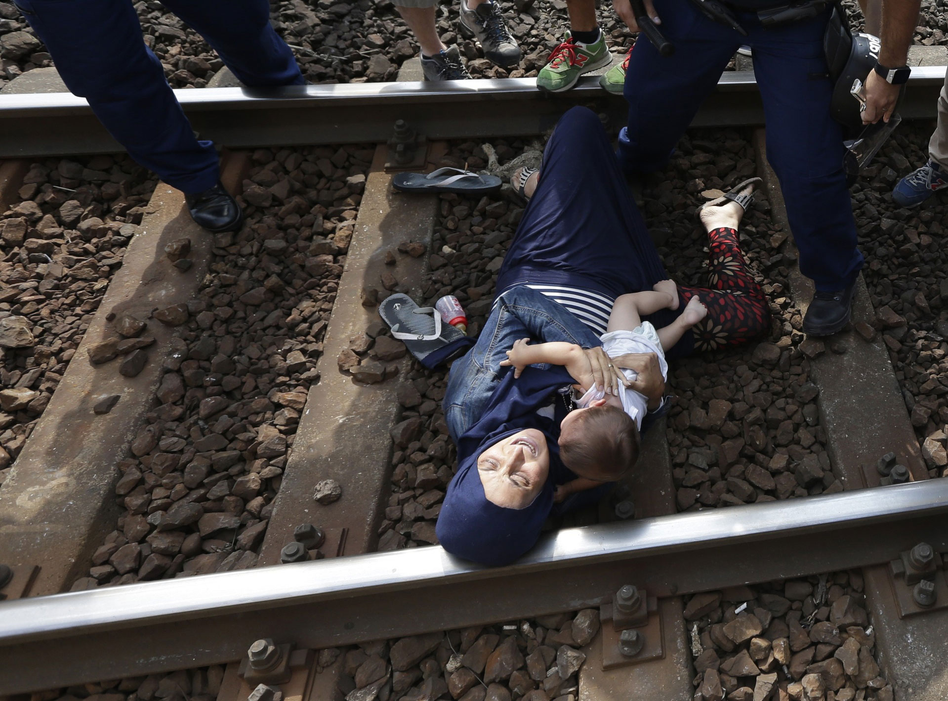 زن پناهجو بعد از اینکه پلیس بازداشتش می‌کند خودش و بچه‌اش را روی ریل قطار می‌اندازد