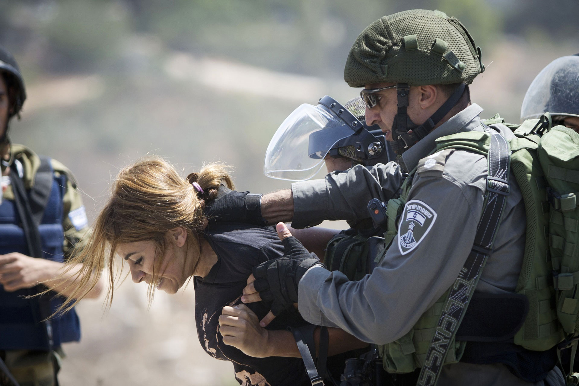 پلیس اسرائیلی در حال بازداشت زن فلیسطینی در جریان اعتراضات