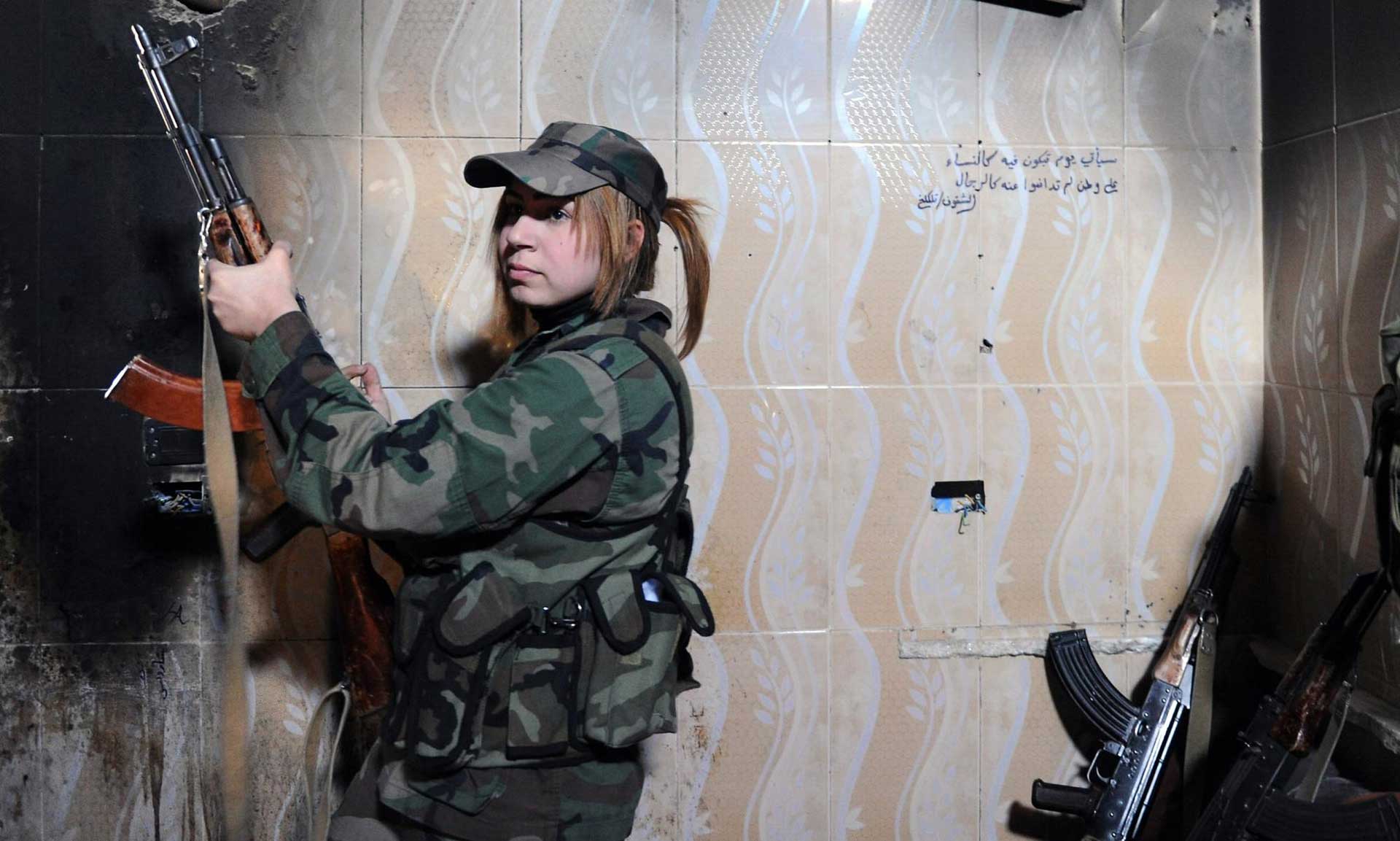 عکس یک سرباز زن در سوریه